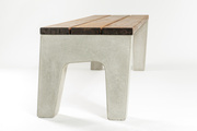 betónová lavička s dreveným sedadlom