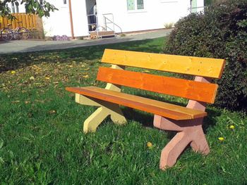 Farebná betónová lavička u škôlky v Librantice.