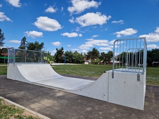 Betónová rampa na skateboard