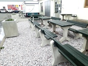 Betónové lavičky a stoly sú po 2 rokoch používania pri stánku rýchleho občerstvenia stále ako nové