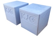 Betónová kocka 50x50x50 cm s logom firmy KJG