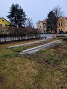 Základové pasy pre skateboardovú rampu v Rudnej. Rampu je možné umiestniť aj na nespevnený povrch za predpokladu zhotovenia týchto dvoch základových pásov. Základy pod rampu vždy kompletne zaisťuje investor.