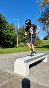 Na betónovej skate lavičke v Bakove nad Jizerou sa moc nesedí :)