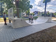 U rampa v obci Častolovice obložená zámkovou dlažbou, ktorá plynule nadväzuje na plochu rampy.