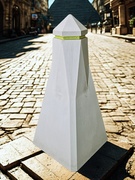 Betónový stĺpik ako zábrana vjazdu.