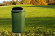 Odpadkový koš v zelenom prevedení